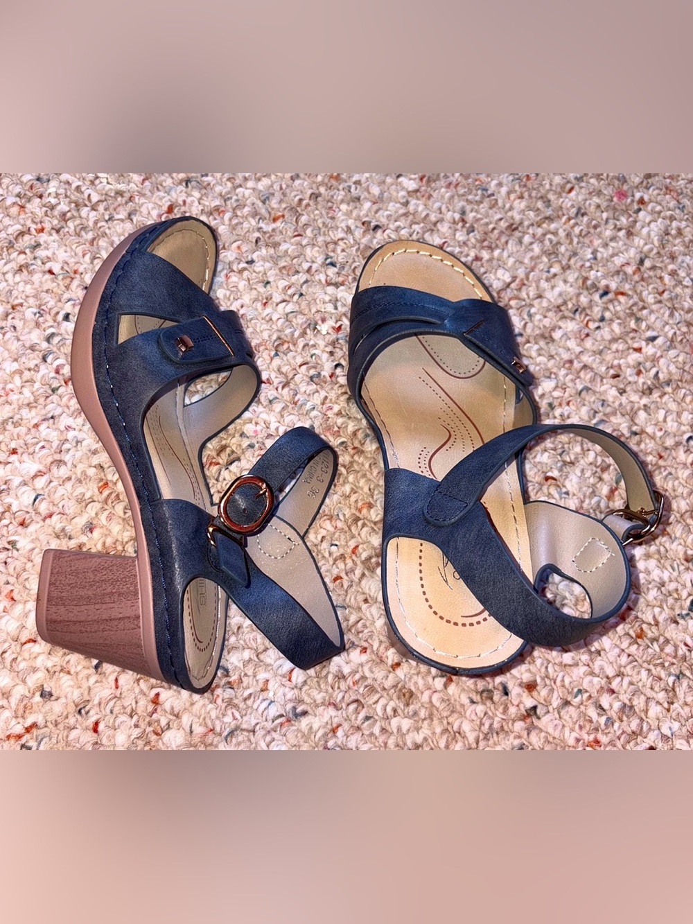 Shibever NWOT Women’s Navy Blue Colored Wooden Style Chunky Heel Size 5.5